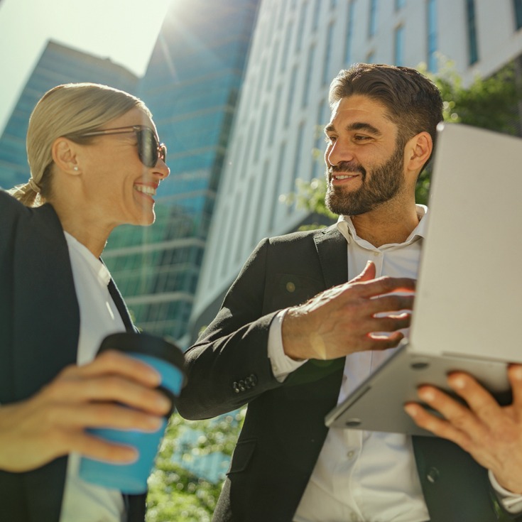meteoviva – decarbonisation 2 Personen unterhalten sich über intelligente Softwarelösungen von meteoviva, die jedes Immobilienportfolio klimaneutral machen.